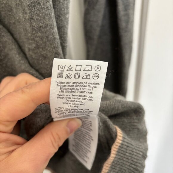 In Wear cardigan button Up Size M - Picture 5 of 5